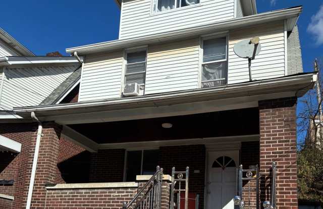 Photo of HUGE 4 BED 2 BATH CLOSE TO CAMPUS!! OAKLAND RENTAL 5/1!