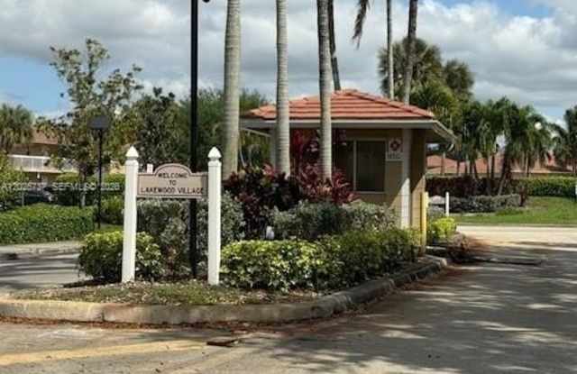 922 TWIN LAKE DR