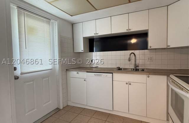 3300 NE 10th Ter