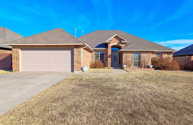 Huge 4 Bed/3 Bath in Moore Schools