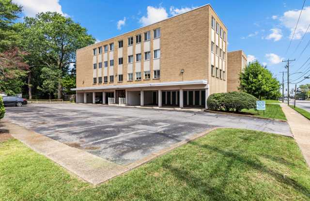 Quiet Norfolk Condo – Utilities  Parking Included!