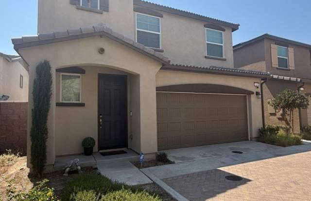 648 E Madeleine Privado