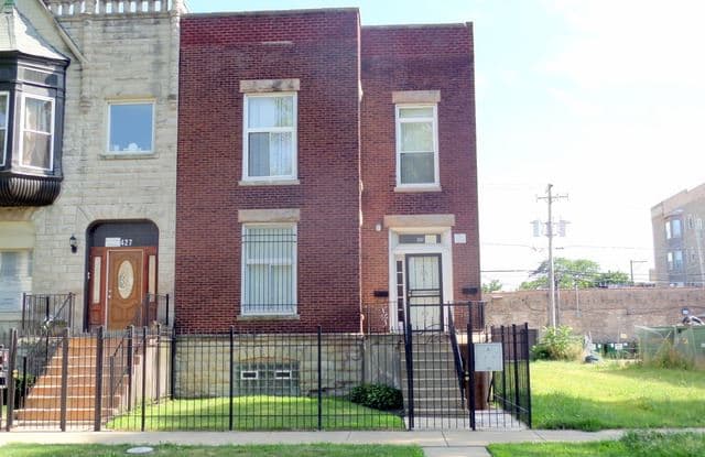 425 E 42nd Pl 2 - 425 East 42nd Place, Chicago, IL 60653