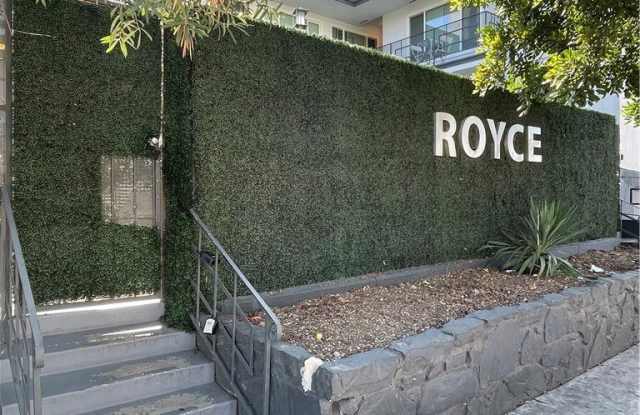 702 S St Andrews Place