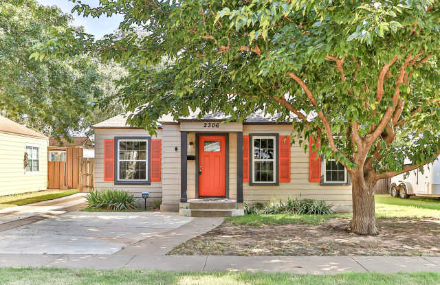 2/1 FOR LEASE - BLOCKS FROM CAMPUS