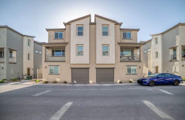 LOVELY 2-BEDROOM 2-BATH PLUS LOFT TOWNHOME IN SPECTACULAR GATED COMMUNITY!!