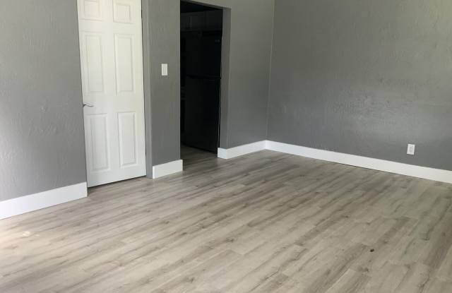 Photo of 633 Florence Street unit: 3