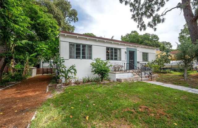 325 W RIO VISTA COURT