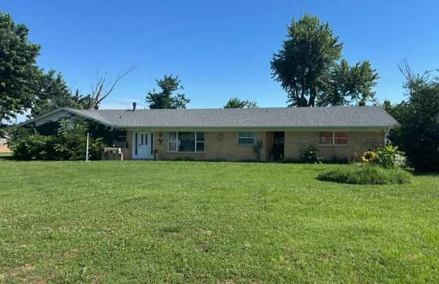 Spacious 3BR Home on a Large Corner Lot in Rogers