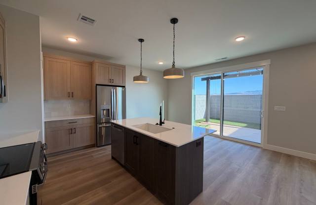 BRAND NEW TOWNHOME FOR RENT BY CRIMSON CLIFFS!