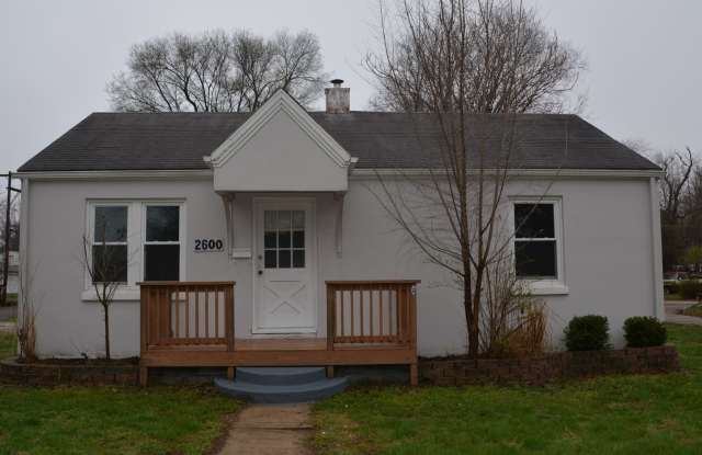 ADORABLE 2 BEDROOM 1 BATHROOM HOUSE AVAILABLE NOW