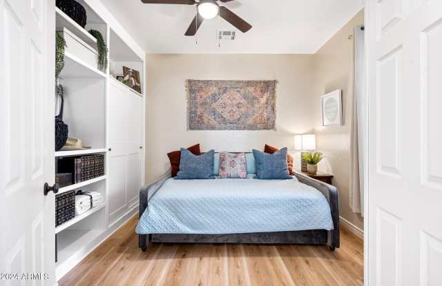 304 W MOUNTAIN SAGE Drive