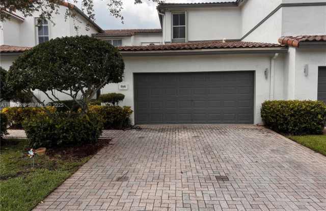 876 W Spinnaker Dr W