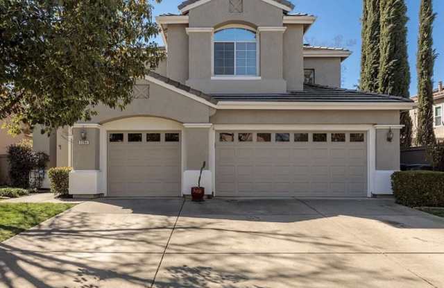 3204 Camelot Dr