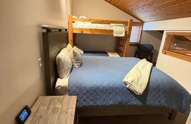 Fully Furnished 2 Bedroom + Loft, 2 Bath Mountain Retreat | Remodeled Sunny Slopes Home | 4-12 Month Lease
