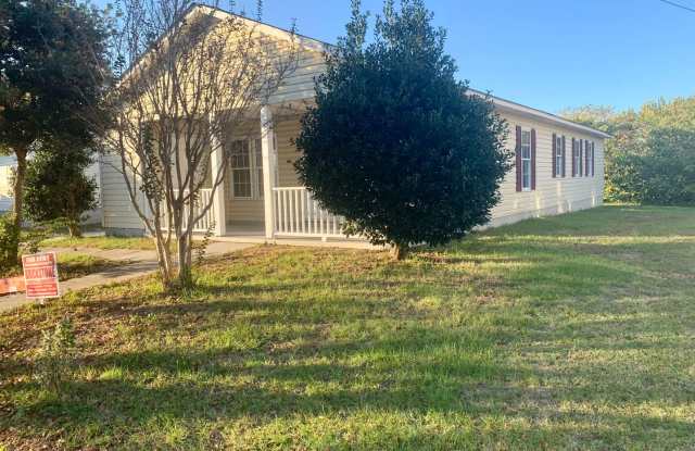 Promise Land Historic Walking District Downtown Morehead City! Charming 4 bedroom 1 1/2 bath Home - Walk to Water, Shops, more