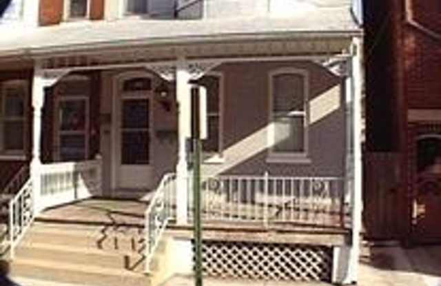 635 W King St