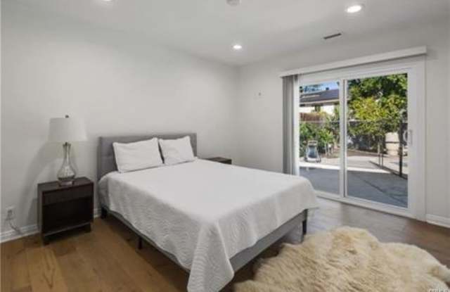 22335 Kittridge Street