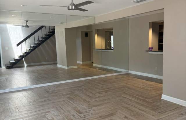 Beautifully updated 2 bedroom 2.5 bath townhome in highly desirable Lake Ivanhoe!