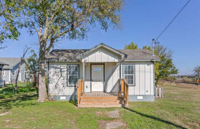 Photo of 603 E 3rd St Taylor, TX 76574