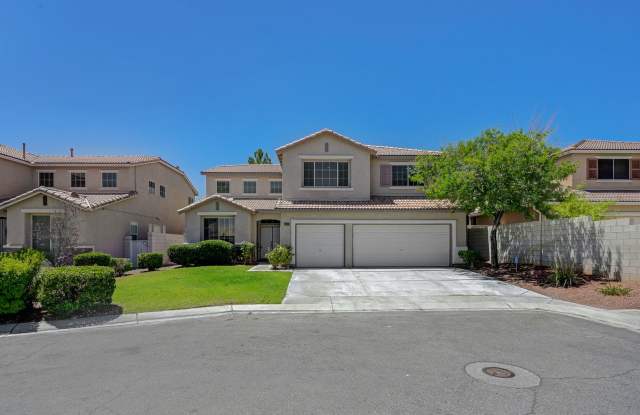 A Fabulous 4 Bedroom Home with a Sparkling Pool!!!