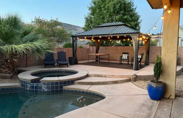 Gorgeous Resort Style Yard with pool  hot tub. 5-Bedroom 3.5 Bath Home!!