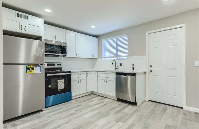 Photo of 2545 Kenton Street - B