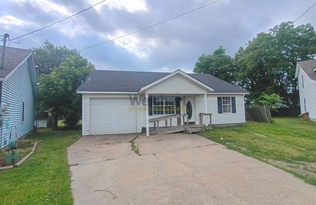3bed/2bath house with fenced backyard