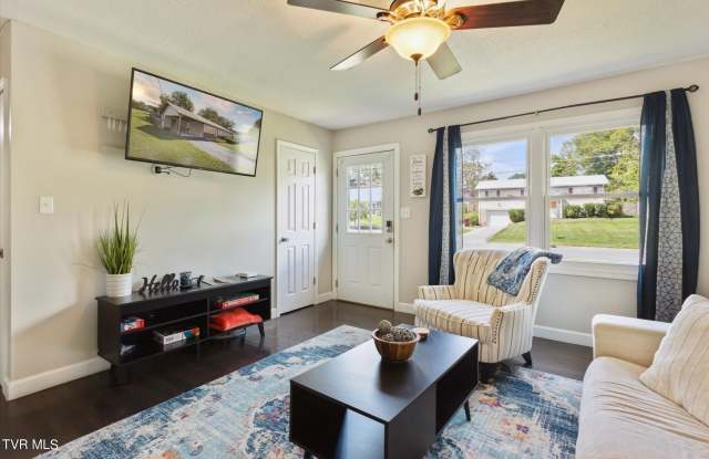 3201 Buckingham Drive