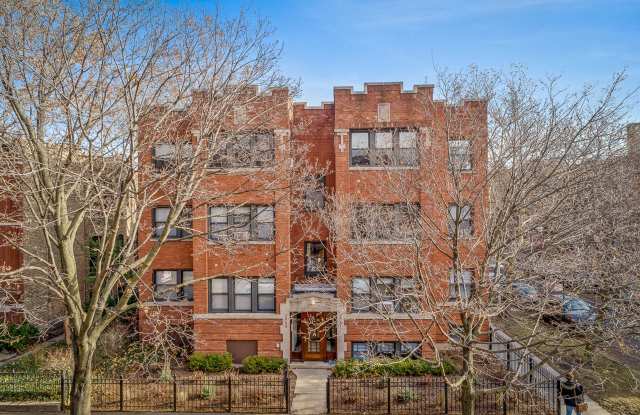 3501 North Greenview Apt.