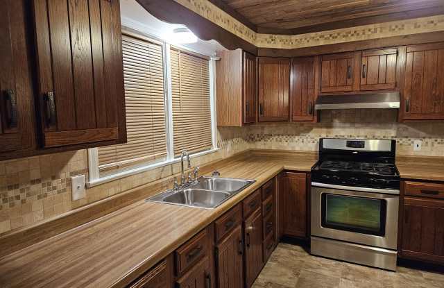 2832 Clyburne Street