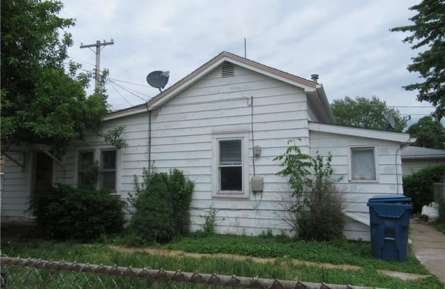 5010 1/2 Russell Ave - 5010 1/2 Russell Ave, Parma, OH 44134