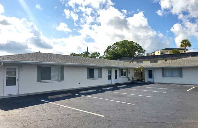 Annual Unfurnished Venice Island Condo – Blocks from Venice Beach and Downtown Venice!