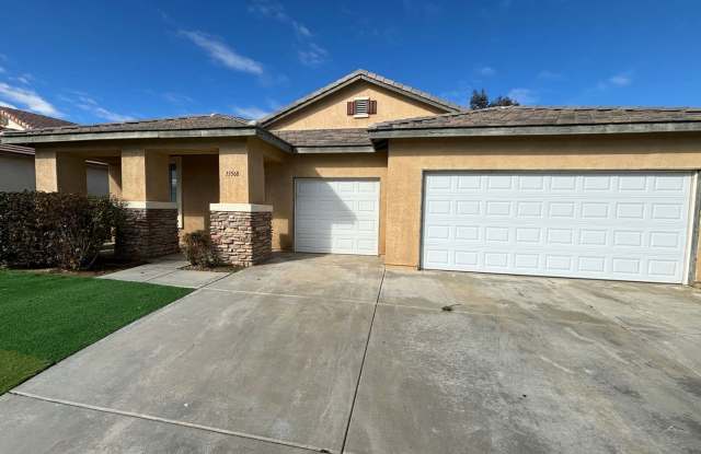 SPACIOUS! NICE! 4 BEDROOM VICTORVILLE HOME! - 13568 Fern Pine Street, Victorville, CA 92392