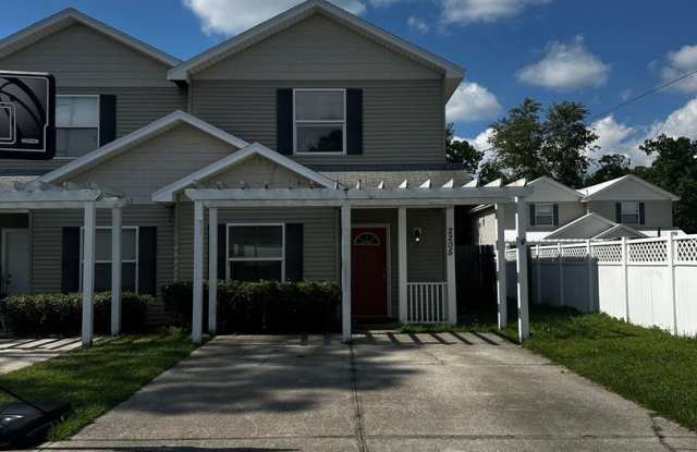 Great Three Bedroom-Now Available! $500.00 off 1st month with approved application!