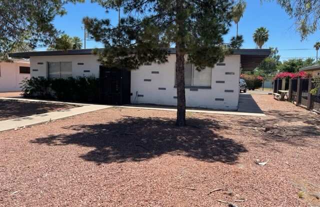 Photo of 833 W 1st St Apt A