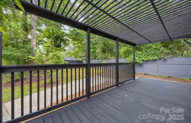 Room in 3 Bedroom Home at Piney Path Rd