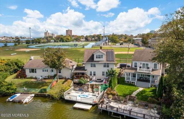 1503 Comstock Street