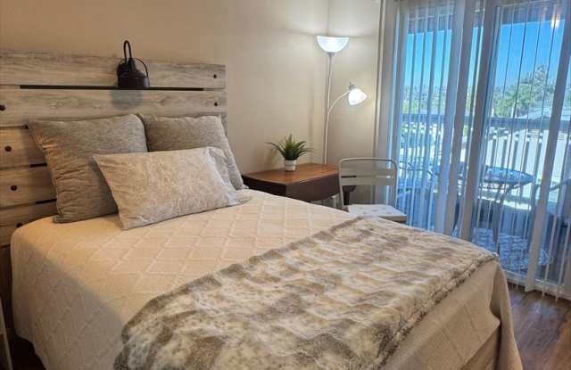 Furnished 2 Bed 1 Ba home in Bonita!