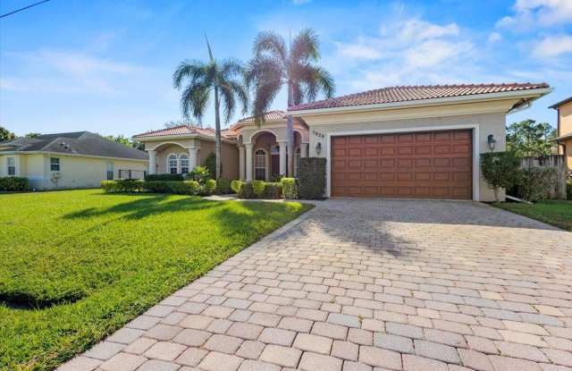 5829 NW Zenith Drive