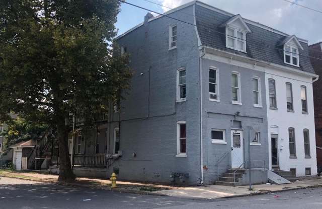 600 North Pershing Avenue # 1R