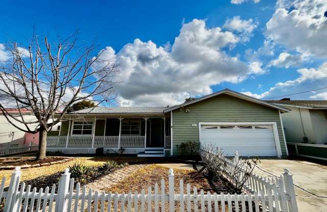 Spacious 5B/2BA Home in Chula Vista w/ 2 Car Garage, Large Yard,  W/D!