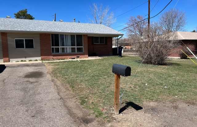 ** Move in Special** Spacious 3 bedroom, 1 bath Lakewood duplex with fenced in backyard available!