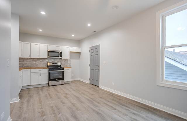 1013 W 18th Place unit: 2R