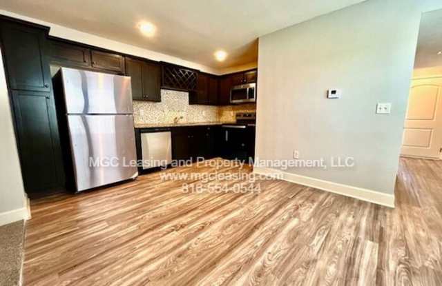 2108-2114 Hickoryleaf Lane