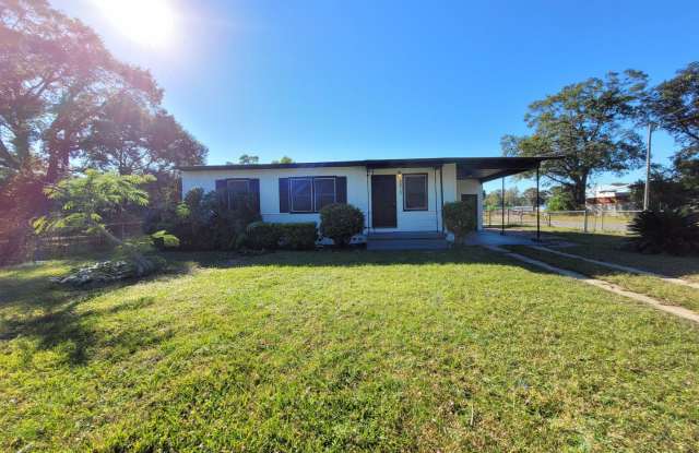 3017 N 6th Ave Pensacola MOVE IN SPECIAL: HALF OFF first full month of rent!!!