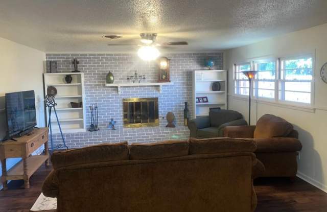 Beautiful 4 bedroom 2 bathroom house!
