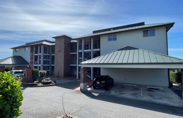 ***PENDING APPLICATION***Beautiful Condo with Amazing View of the Harbor! OCCUPANCY LIMIT OF 3 OR LESS