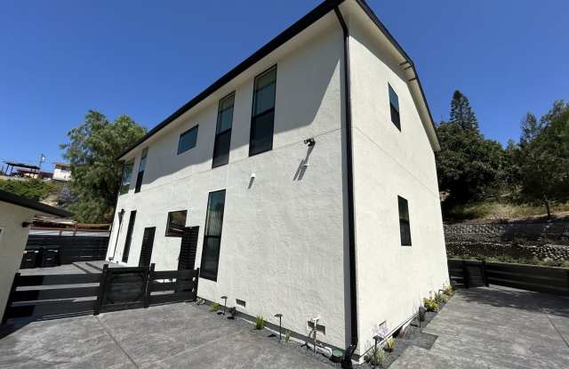 Newly Built 4 bed 2 bath unit (2024)