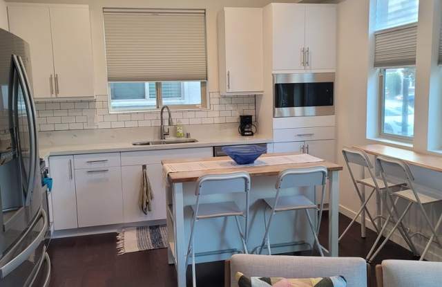 Cozy condo with roof top balcony in Downtown Sacramento